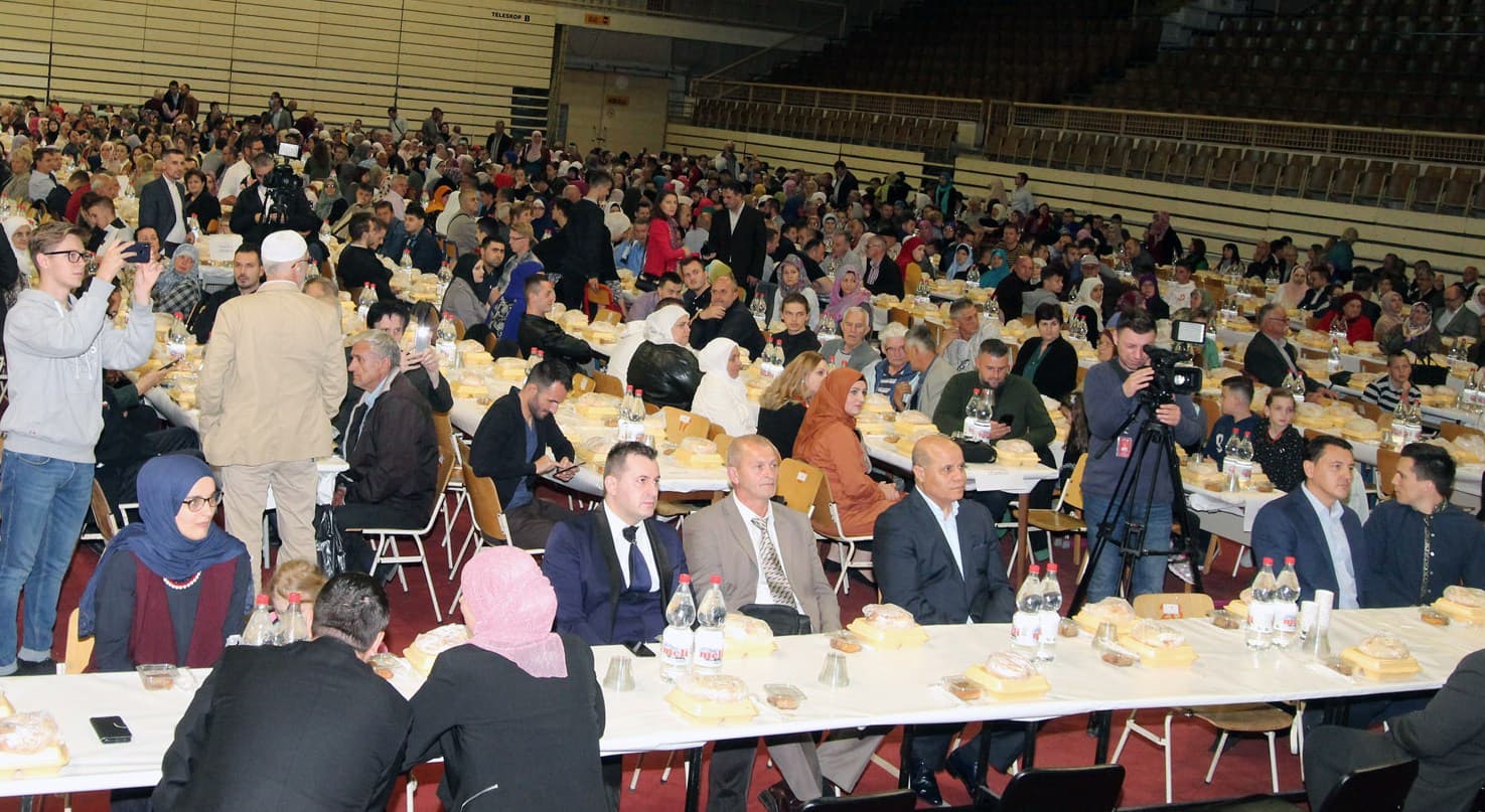Veliki iftar upriličen u dvorani Mejdan