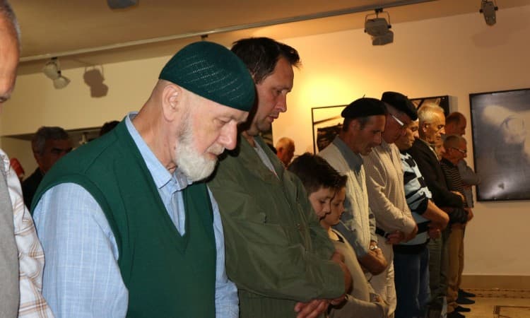 Sve više vjernika klanja teravih-namaz u Memorijalnom centru Potočari
