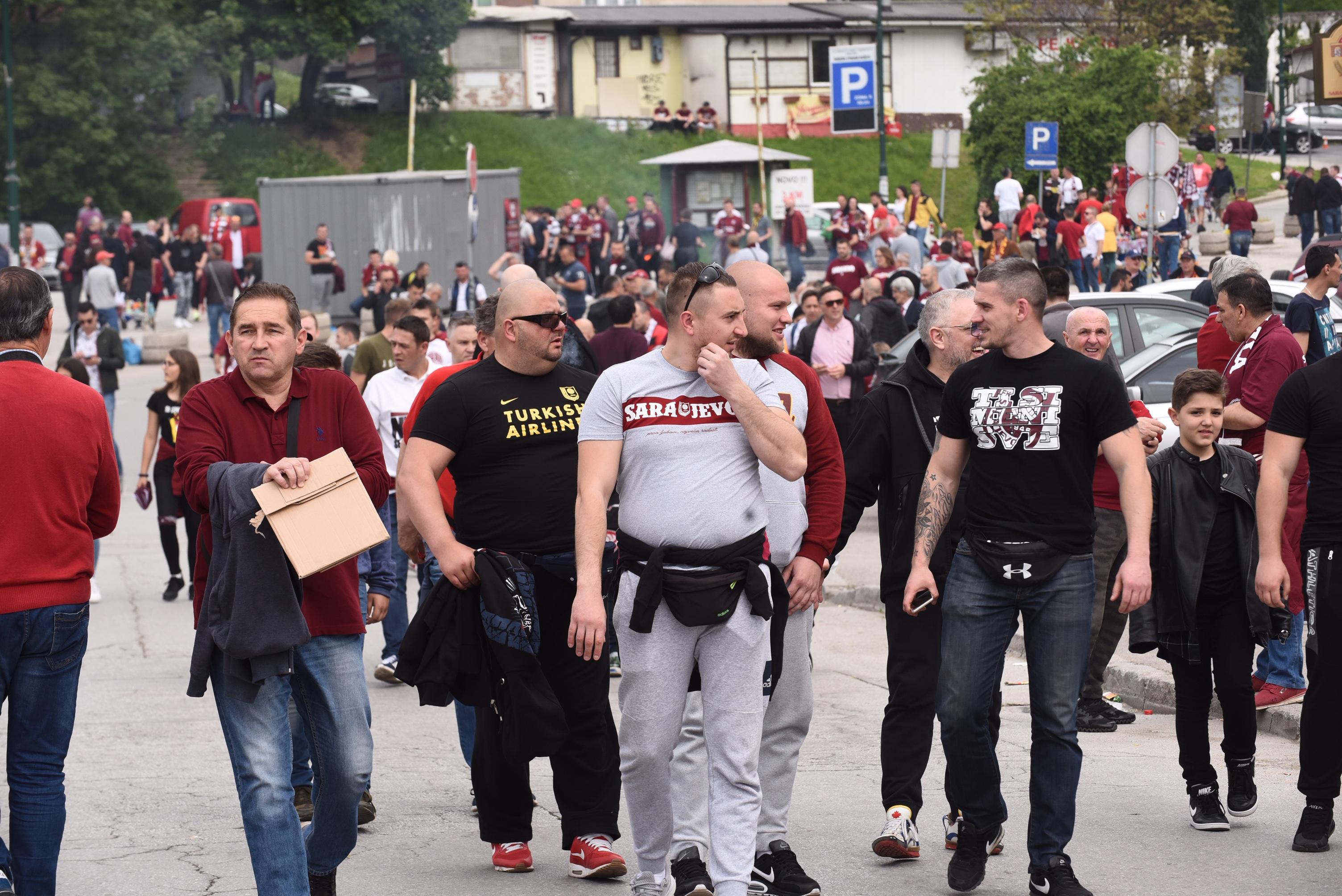 Bordo boja dominira ulicama Sarajeva, hiljade navijača na Koševu