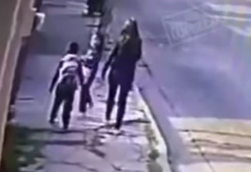 Zastrašujući snimak kidnapiranja majke i kćerke na ulici