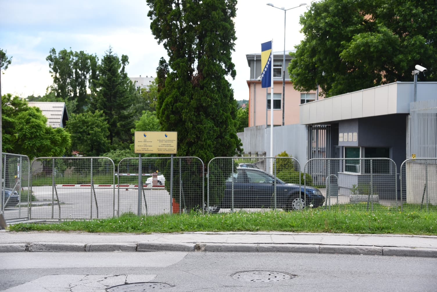 Postavljene zaštitne ograde ispred pravosudnih institucija uoči sutrašnjih protesta