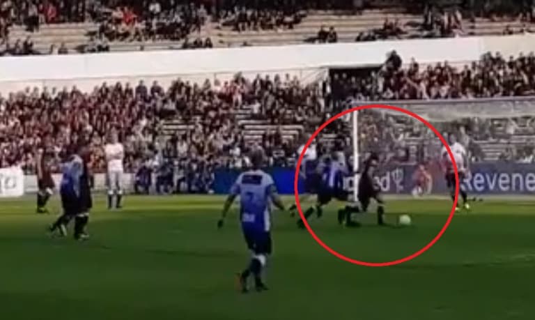 Ovako izgleda kada Venger u 70. godini pokuša driblati Zidana