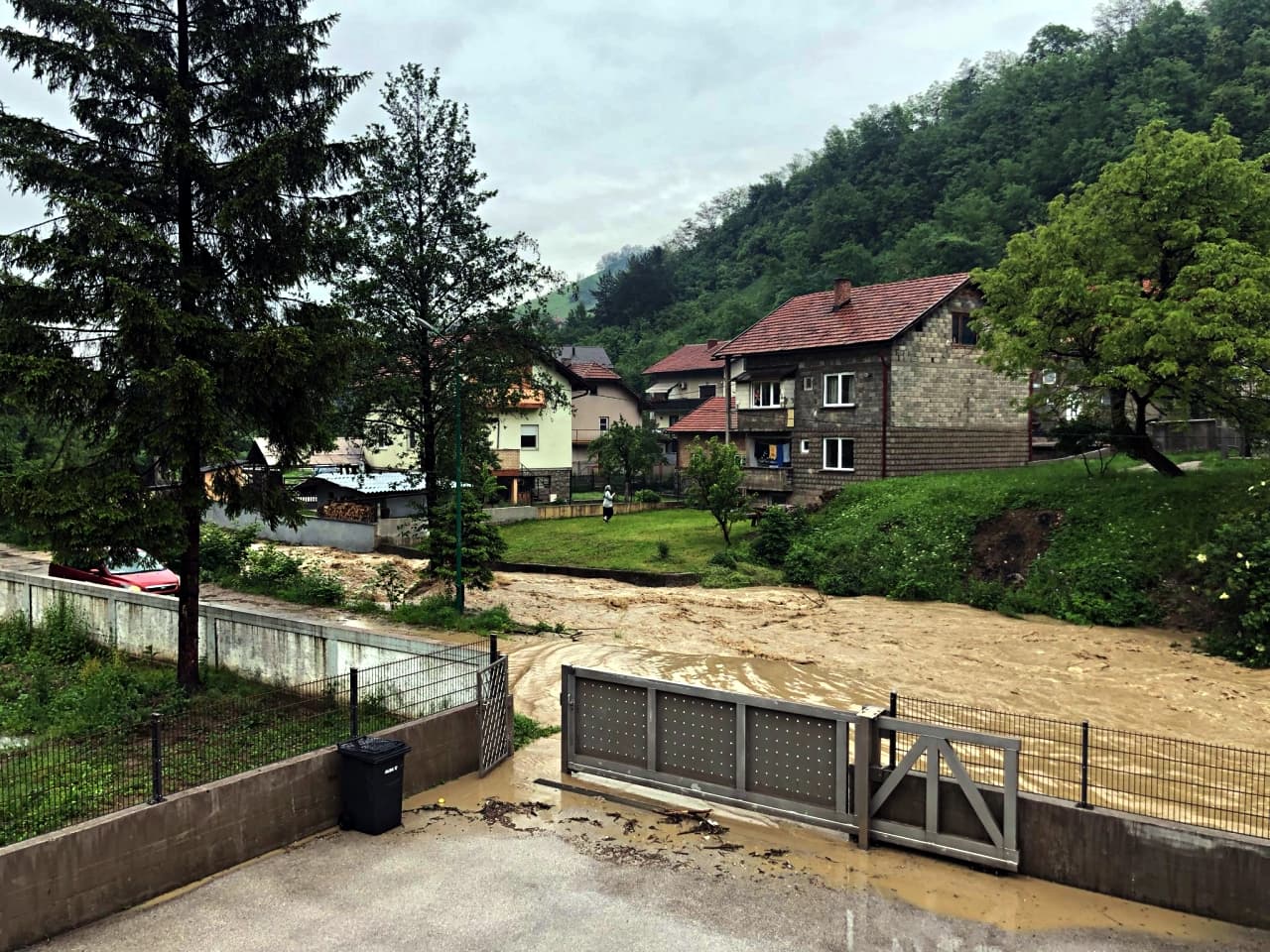 Prekinuta putna komunikacija prema Arnautima, voda u Vardištu i Travničkoj došla do kuća