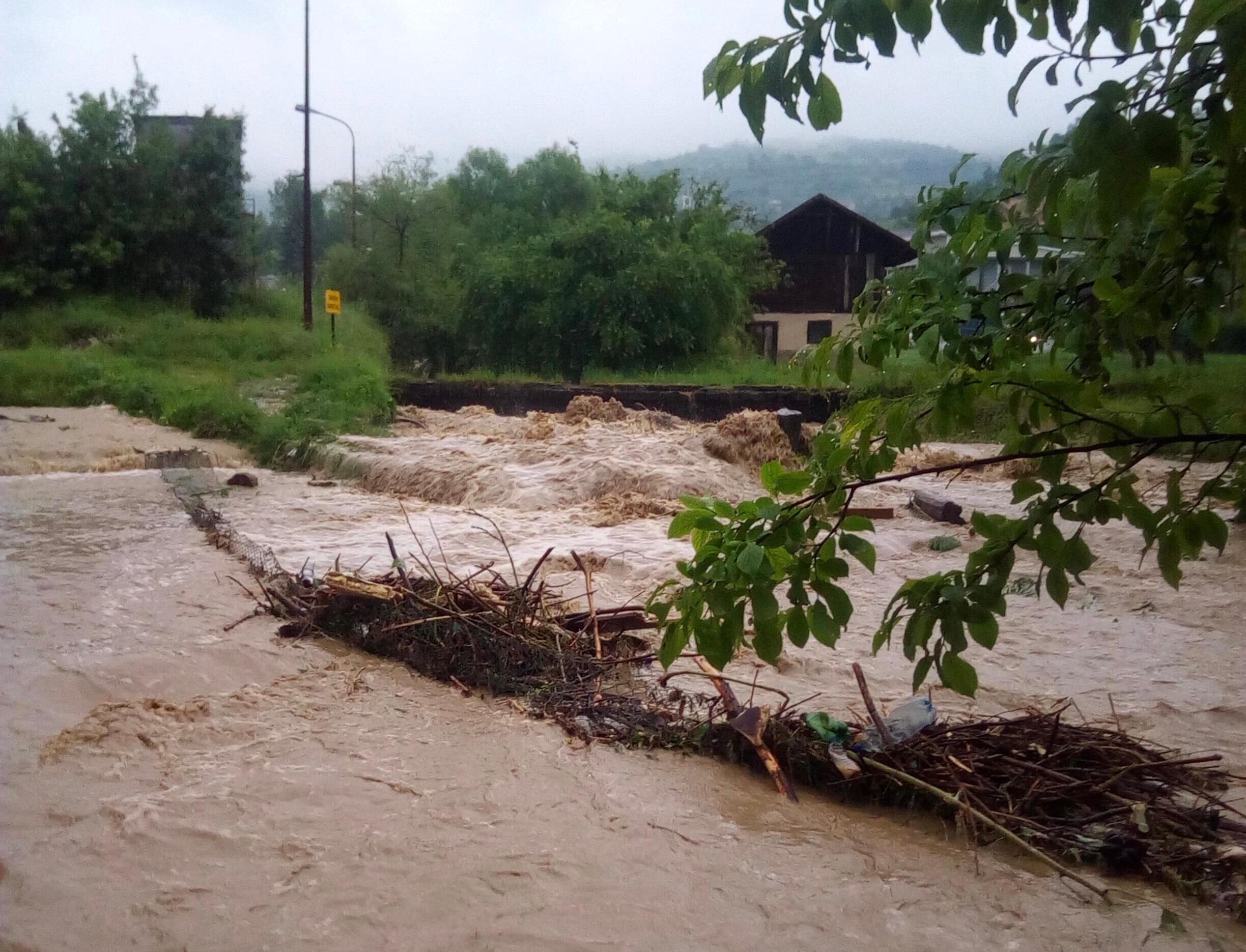 Dramatično u Jagodićima kod Zenice, voda poplavila nekoliko kuća