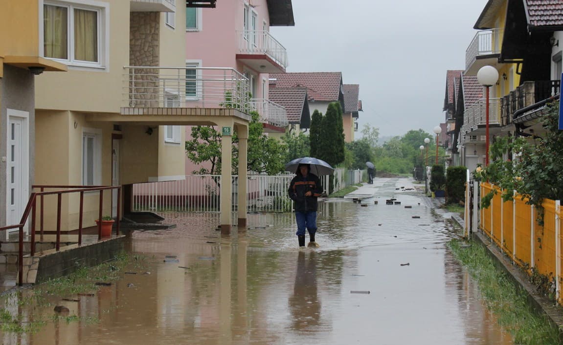 Poplave za četiri dana ojadile najmanje 220 porodica