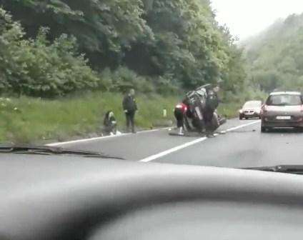 Prevrnuo se automobil kod Hadžića, saobraćaj se odvija otežano