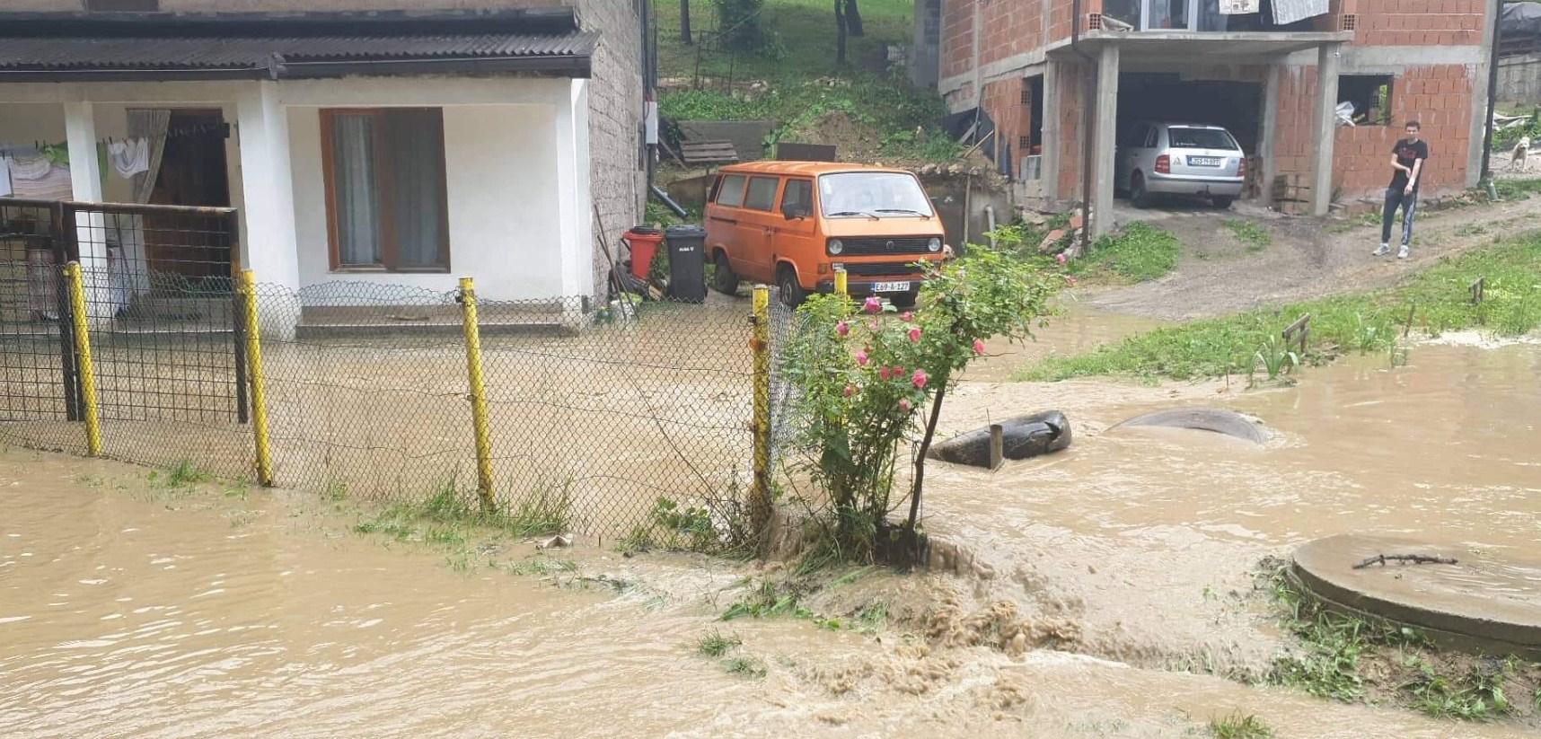 Zenica: Poplavljene kuće, prekinuta putna komunikacija, aktivirano klizište...