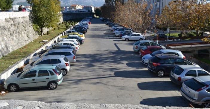 Strašan moron: Premlatio trudnicu pred dvoje djece - zbog parkinga