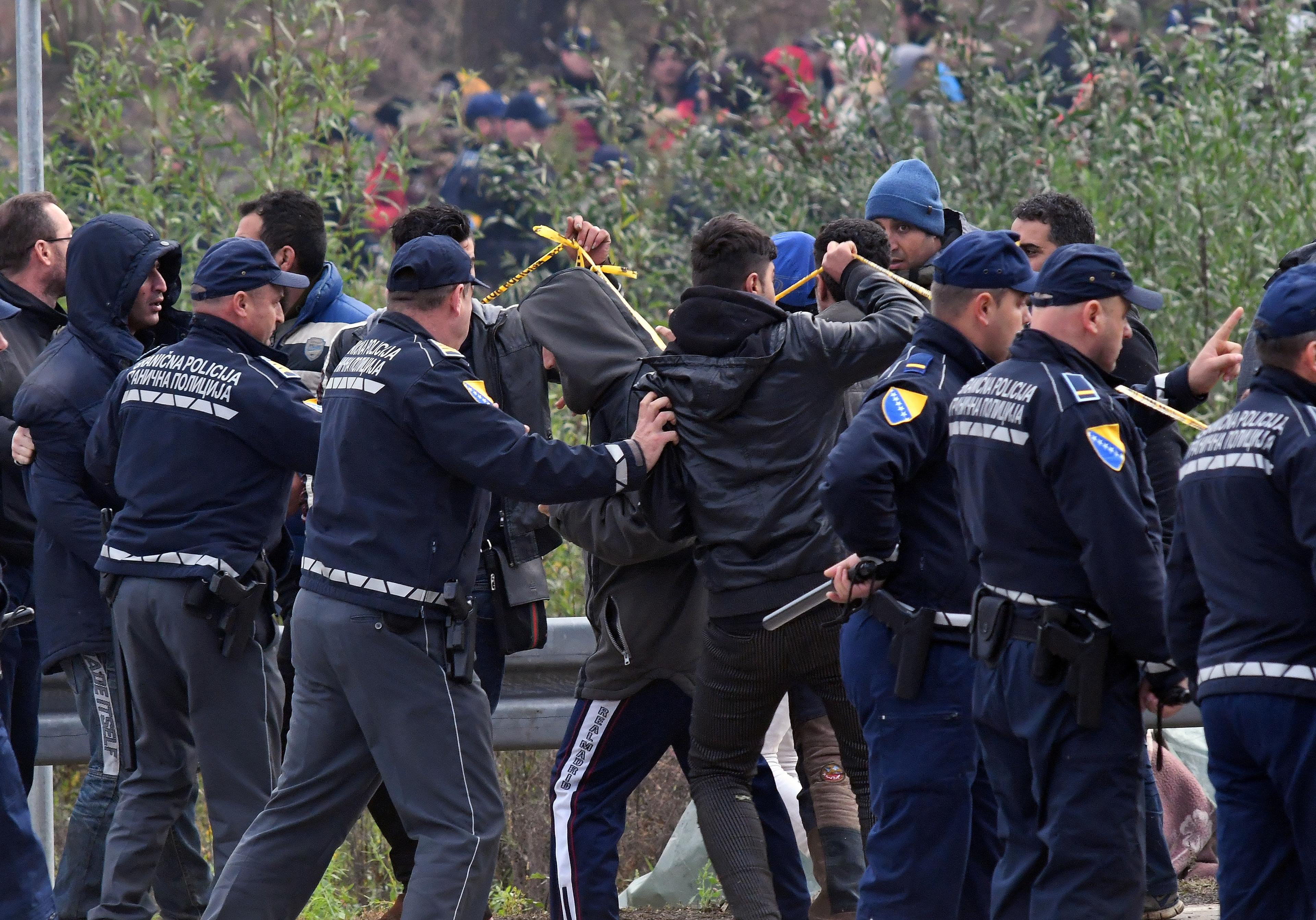 Pogledajte snimak: Ovako su migranti počeli napad na bihaćke policajce!