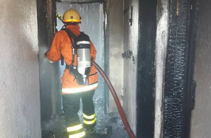 Požar u Sanskom Mostu: Žena stradala, gašenje vatre trajalo sat