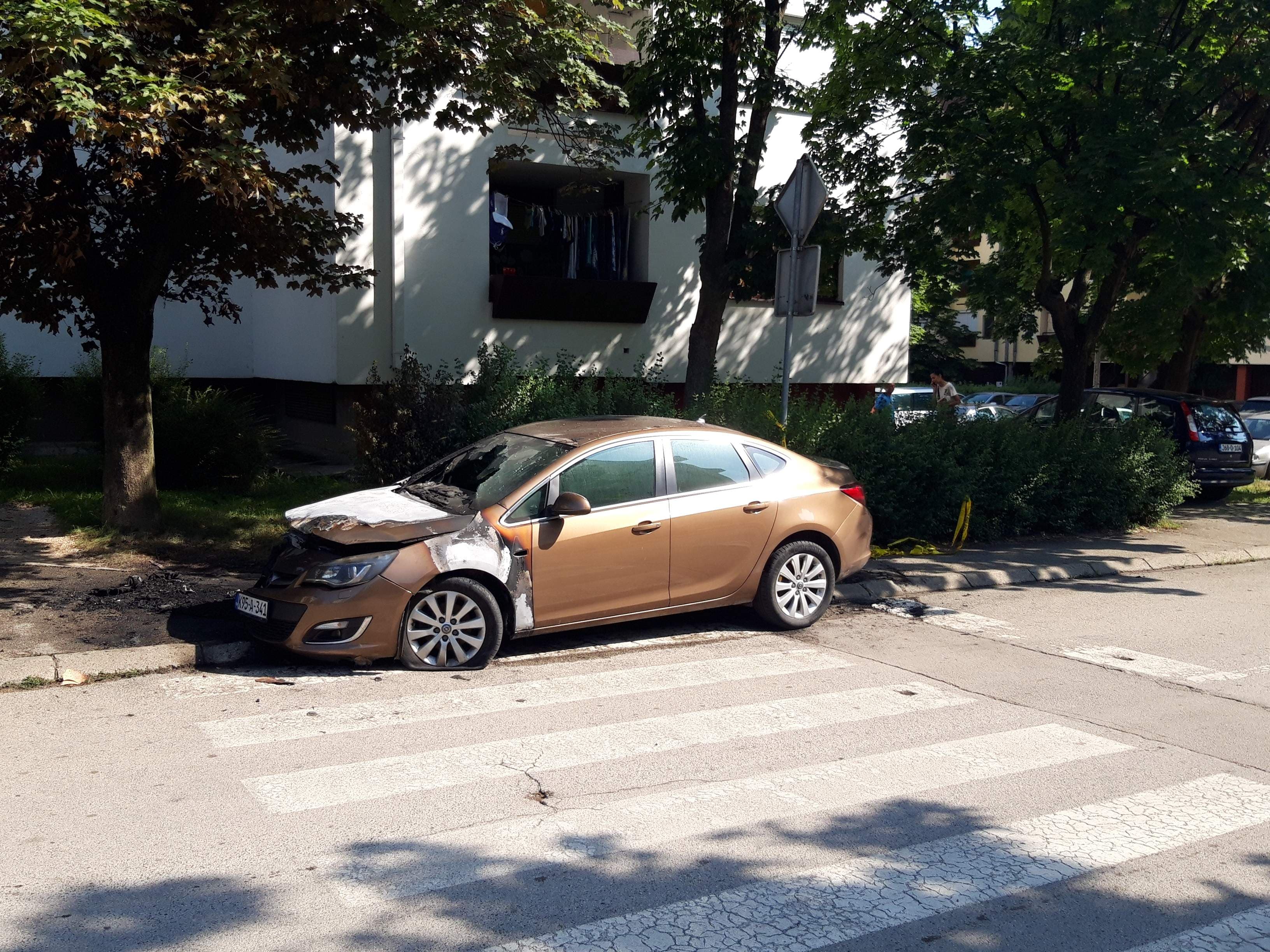 Eksplozija probudila stanare: Zapaljen automobil fudbalskog trenera