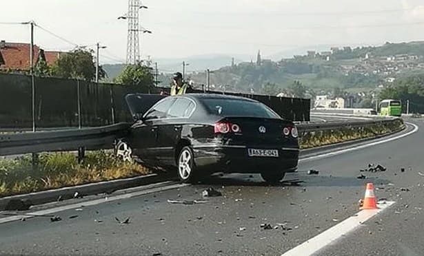Passatom udario u zaštitnu metalnu ogradu