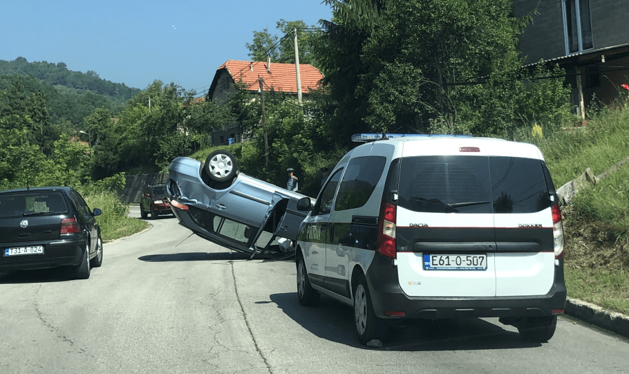 Automobil završio na krovu, vozač prevezen u bolnicu