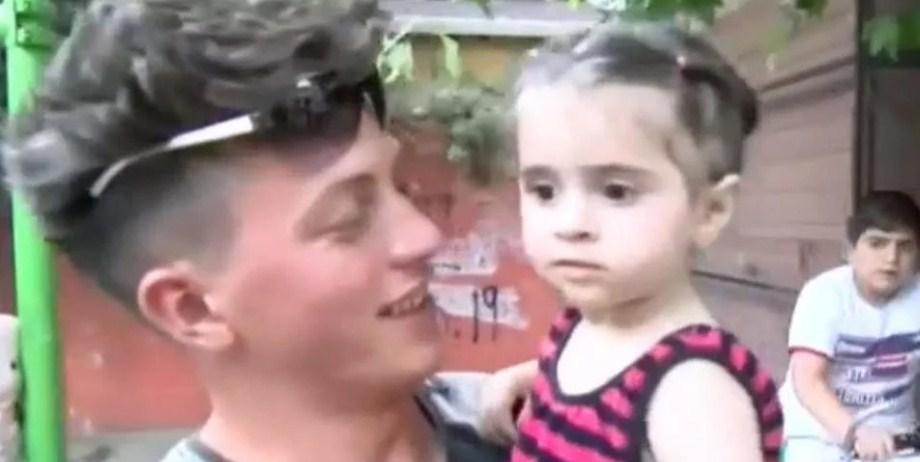 Nesvakidašnja scena u Turskoj: Muškarac uhvatio bebu u trenutku pada sa drugog sprata