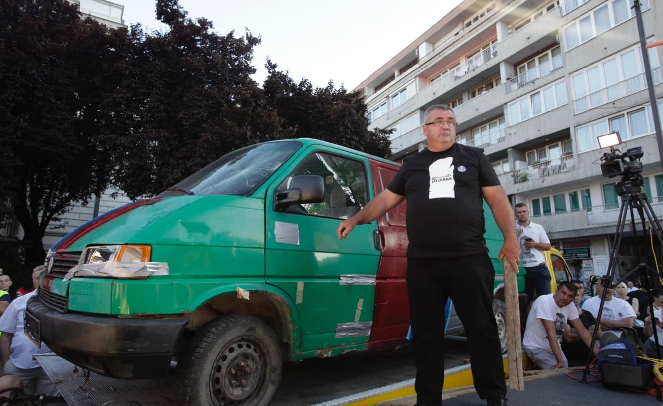 Muriz Memić okupljenim građanima pokazao kako bi izgledao kombi prema izjavama svjedoka