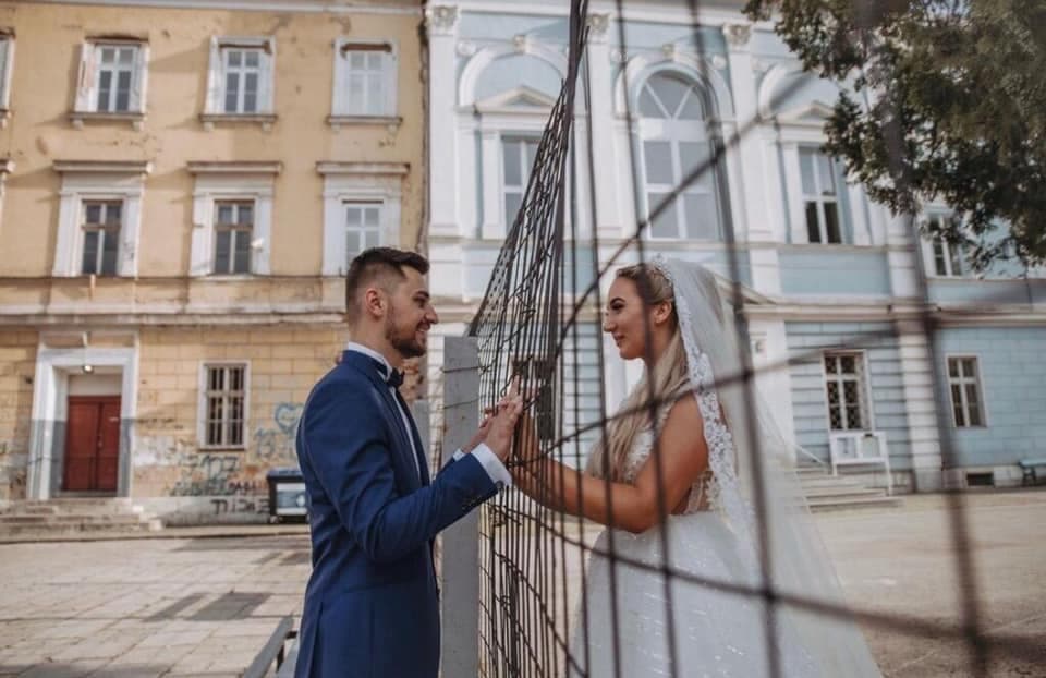Kako su Inas i Ellizabeth udarili šamarčinu nacionalistima