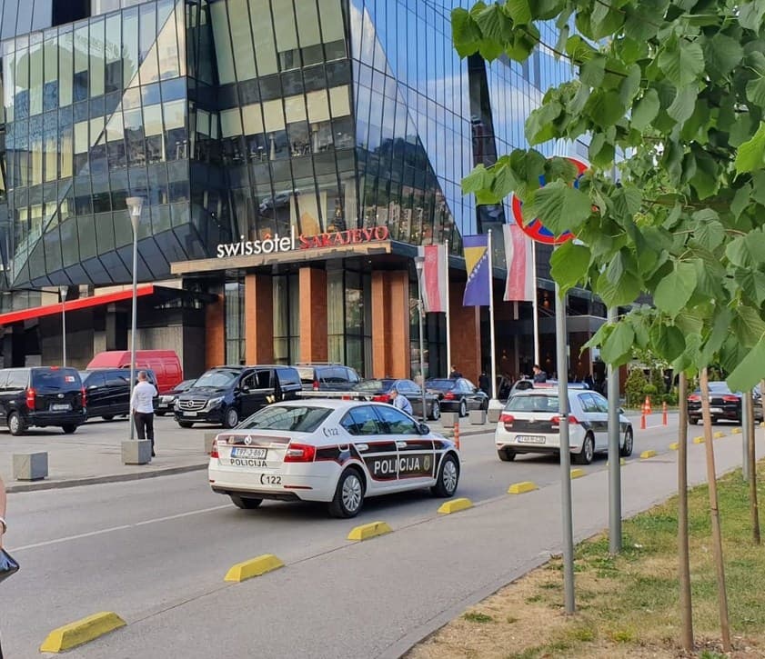 Jako osiguranje ispred hotela - Avaz