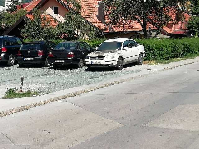 Eksplozija u Tuzli: Bačena bomba pred zgradu, uništeno nekoliko vozila