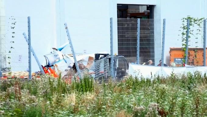 Avion se prevrnuo i pao na zid prodavnice - Avaz