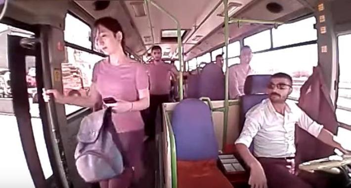 Uznemirujući snimak: Djevojku pregazio autobus