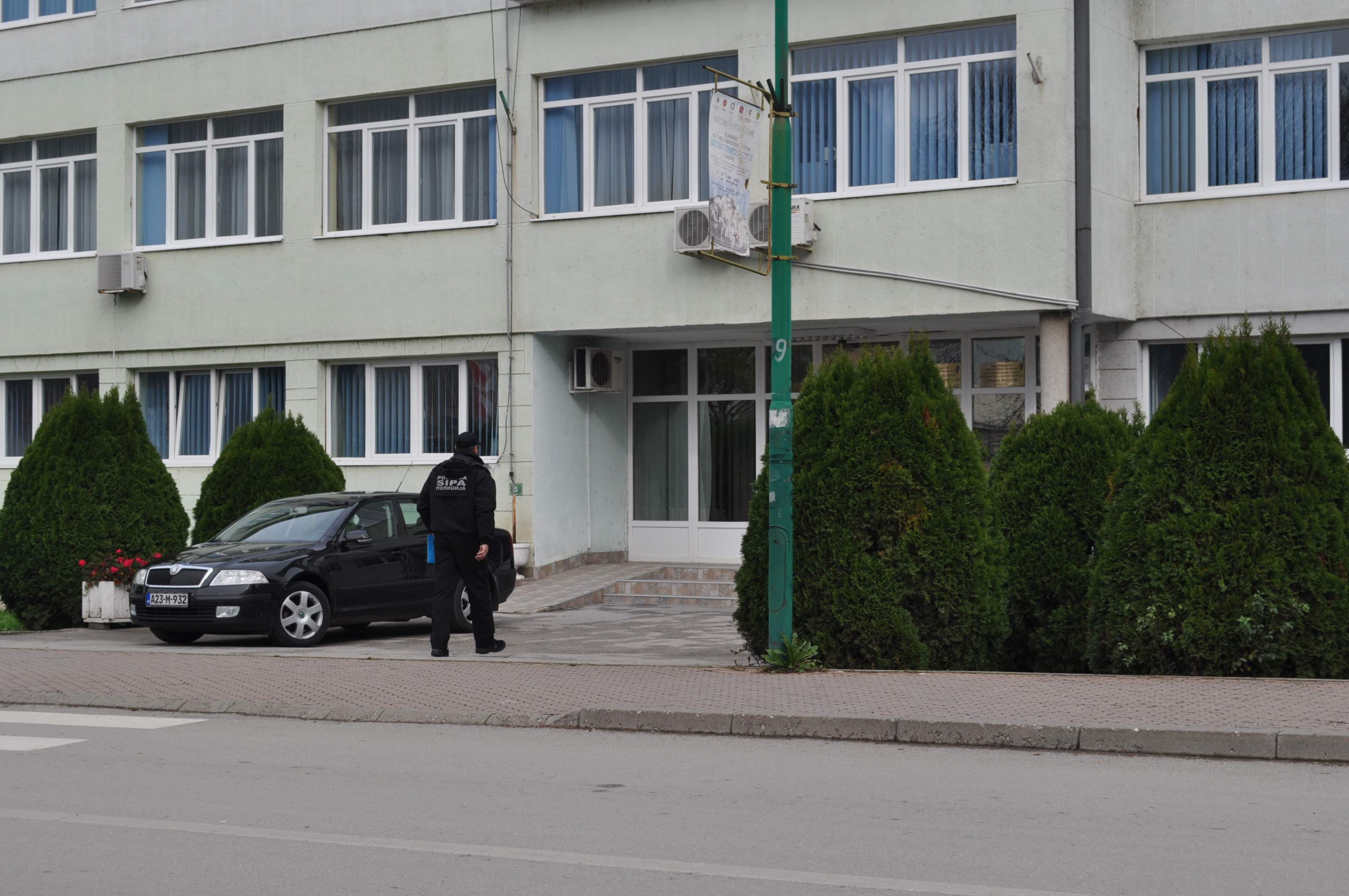 Pokucao djevojčici na prozor, kada je otvorila, udario je šakom u glavu