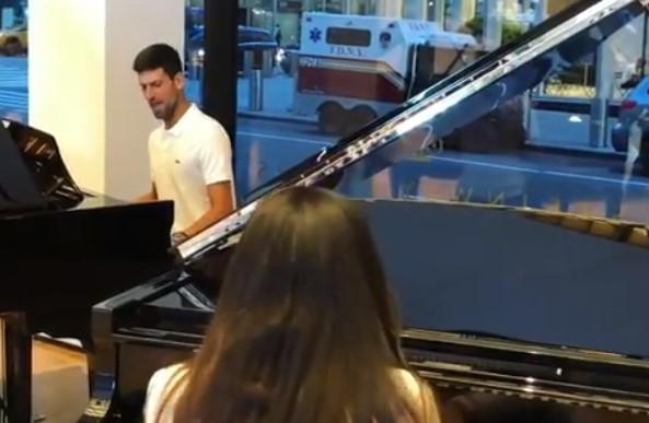 Novak Đoković u elementu: Otpjevao svjetski poznati hit