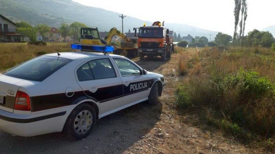 Samo u BiH: Dovukao mašine da besplatno očisti korito, lopovi ga ojadili