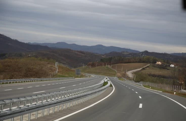 Dio mosta se srušio na autoputu u pravcu Beograda