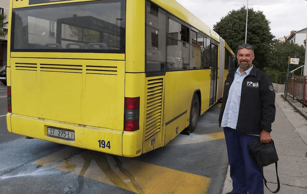 Planuo bus u vožnji, vozač sam ugasio požar