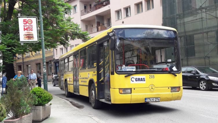 Napad kod Ilidže: Tražio kartu putniku, on ga onesvjestio elektrošokerom