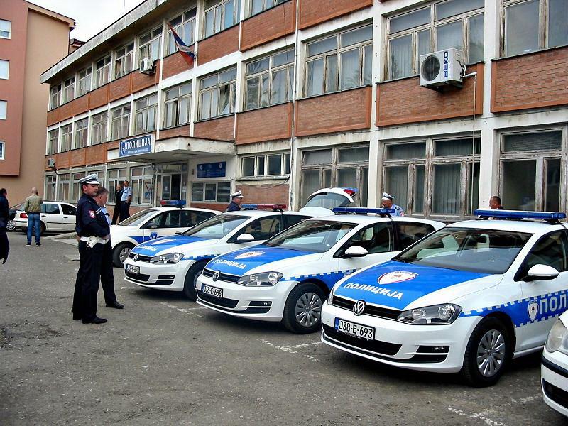 Vrijeđao pa napao policajce ispred Policijske stanice