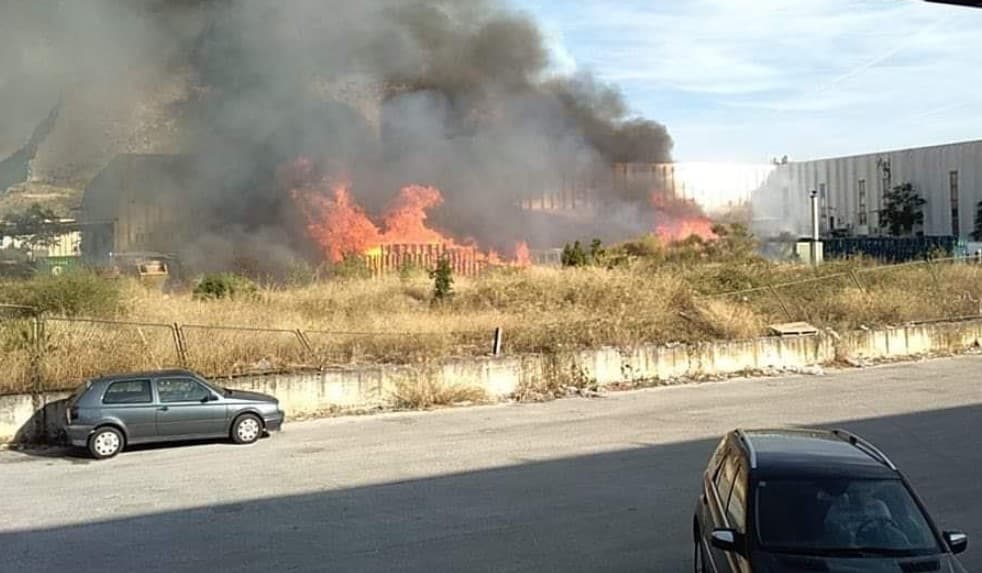 Mještani u panici: Veliki požar u skladištu splitskog TTTS-a, odjekuju i detonacije