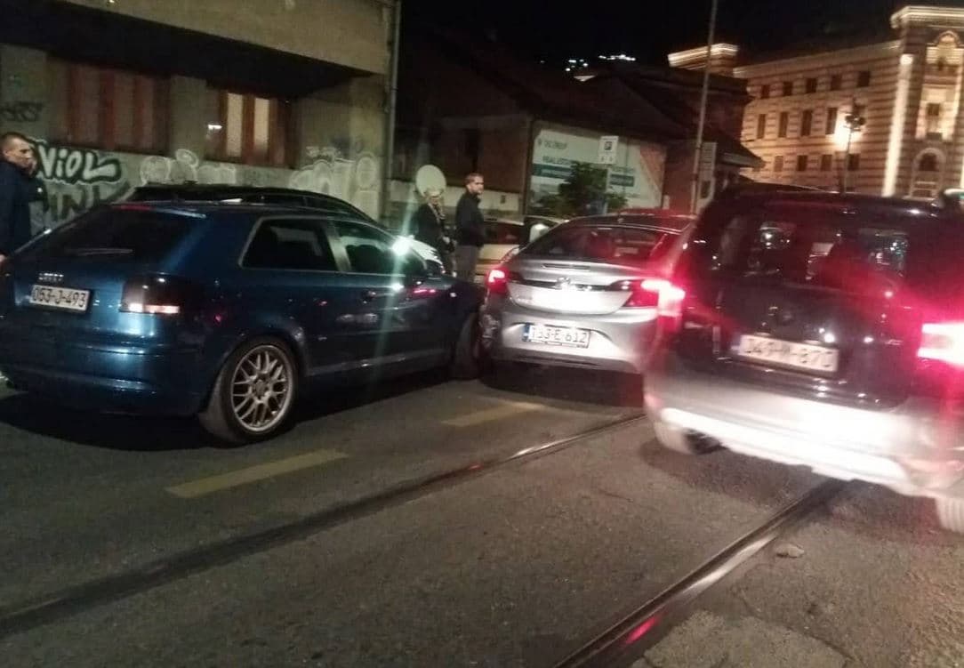 U udesu kod Vijećnice pričinjena materijalna šteta na vozilima