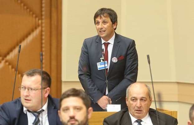 Vukanović o postrojavanju Žandarmerije: Mažu narodu oči da je RS jaka i snažna, a NATO im na Manjači