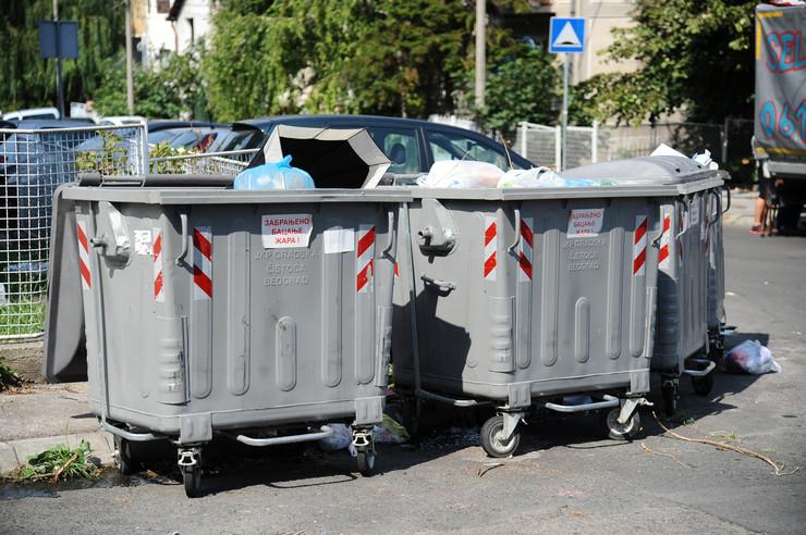 Bacila bebu u kontejner, sada želi nazad dijete