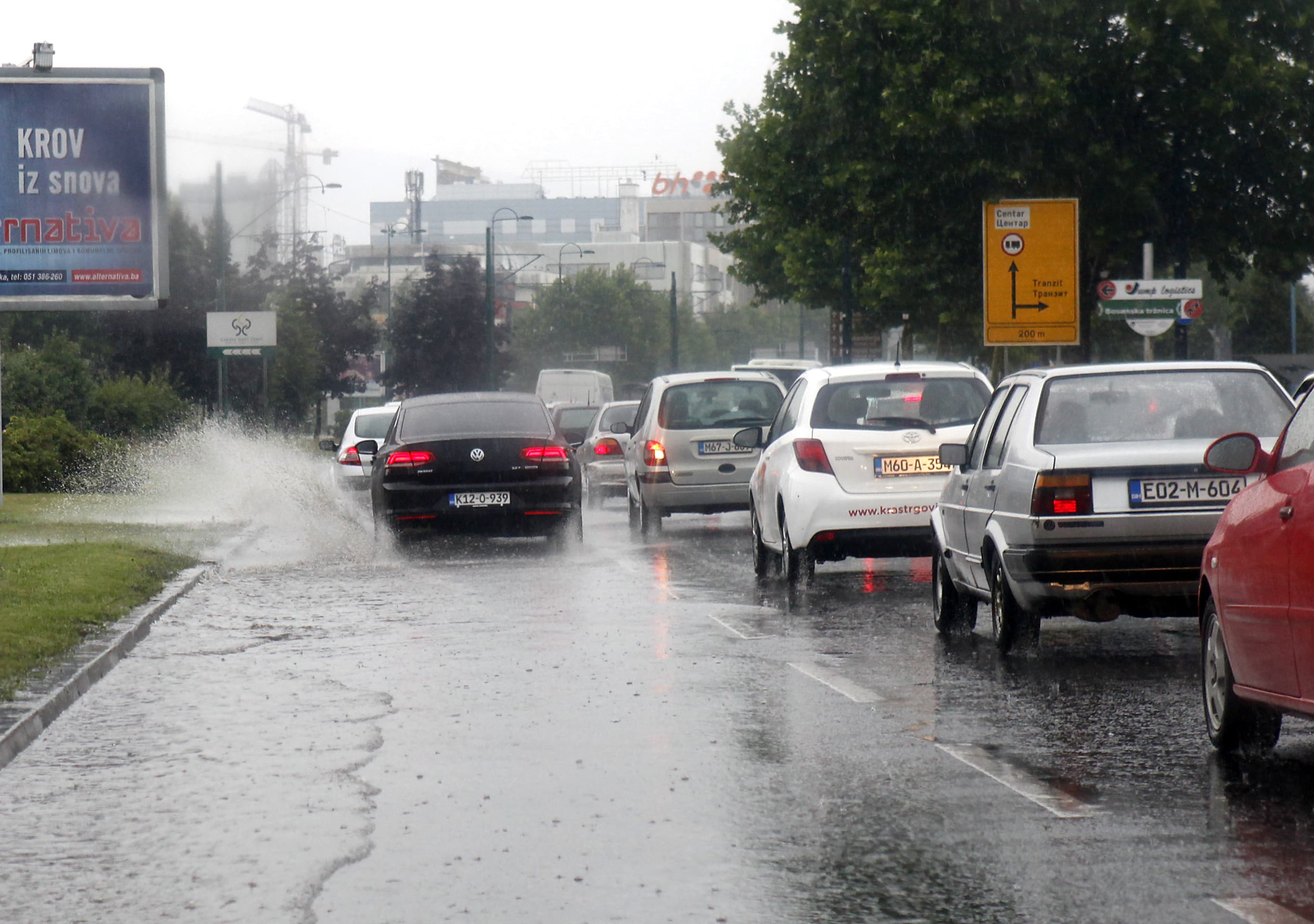 Oprez, vozači: Mokar kolovoz i povećana opasnost od odrona