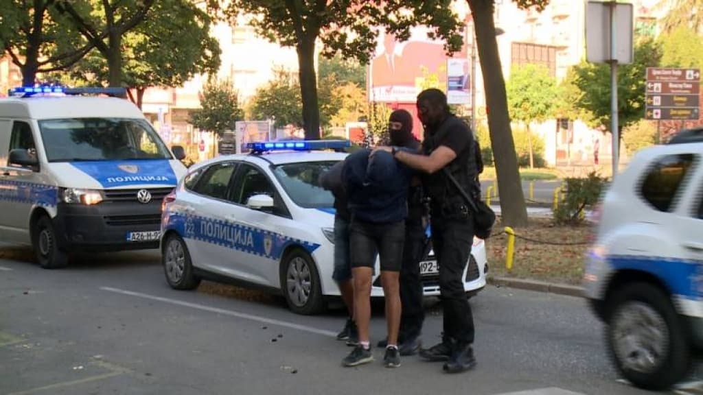 Privođenje navijača nakon tuče - Avaz