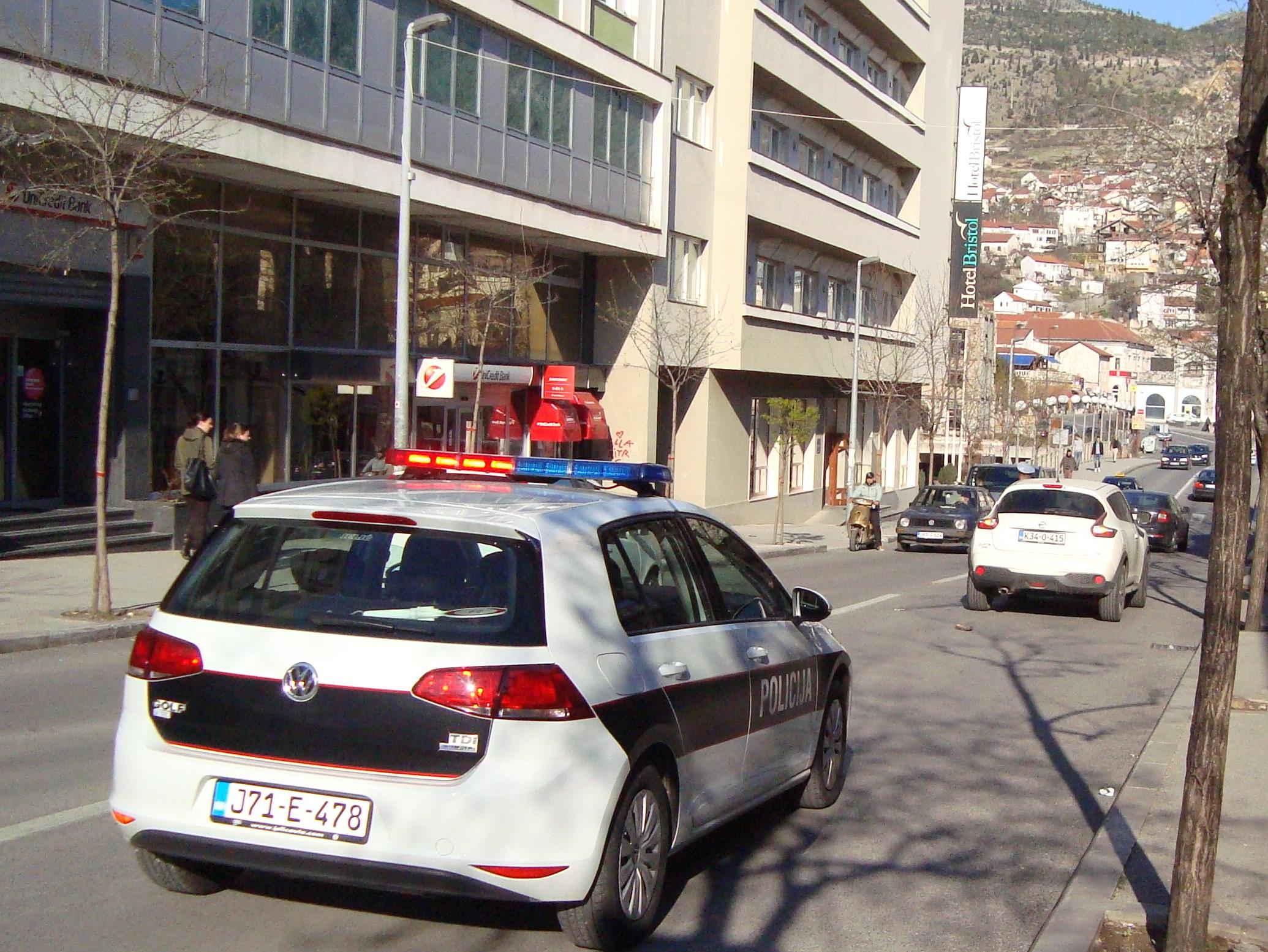 Državljanina Hrvatske ispred kafane u cik zore opljačkale četiri djevojke