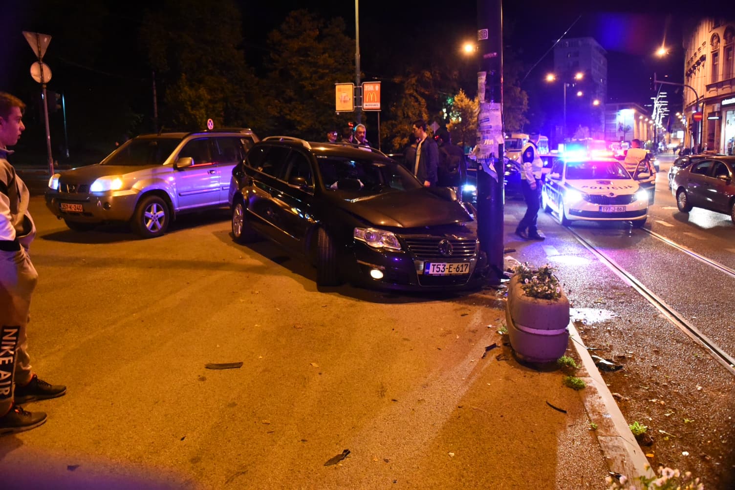 Udes u centru Sarajeva: Automobil se zabio u stub
