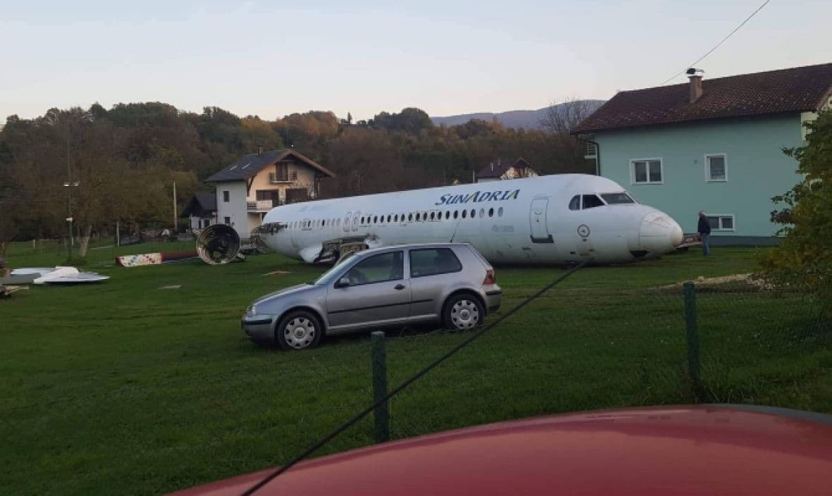Avion parkirao u dvorište kuće: Vlasnik otkrio šta planira s njim