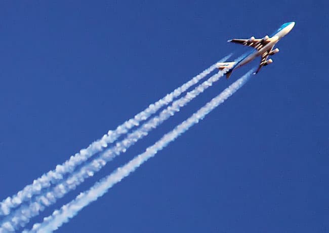Najveći svjetski zviždač tvrdi da nema ništa neobično u činjenici da avioni ostavljaju trag na nebu - Avaz