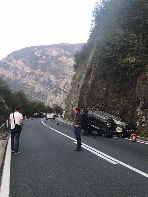 Nesreća kod Mostara: Automobil završio na krovu, na teren upućene dvije ekipe Hitne pomoći