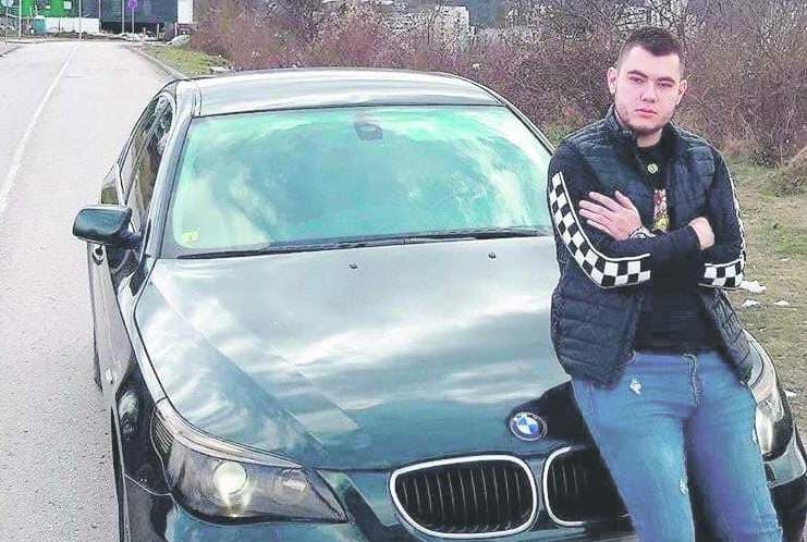 Agić sa svojim BMW-om - Avaz