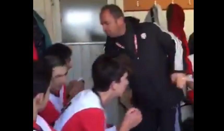 Pa, šta fali, isto je tako Ferguson udarao Bekama: Turski trener ušao u svlačionicu i svim igračima podijelio šamarčine