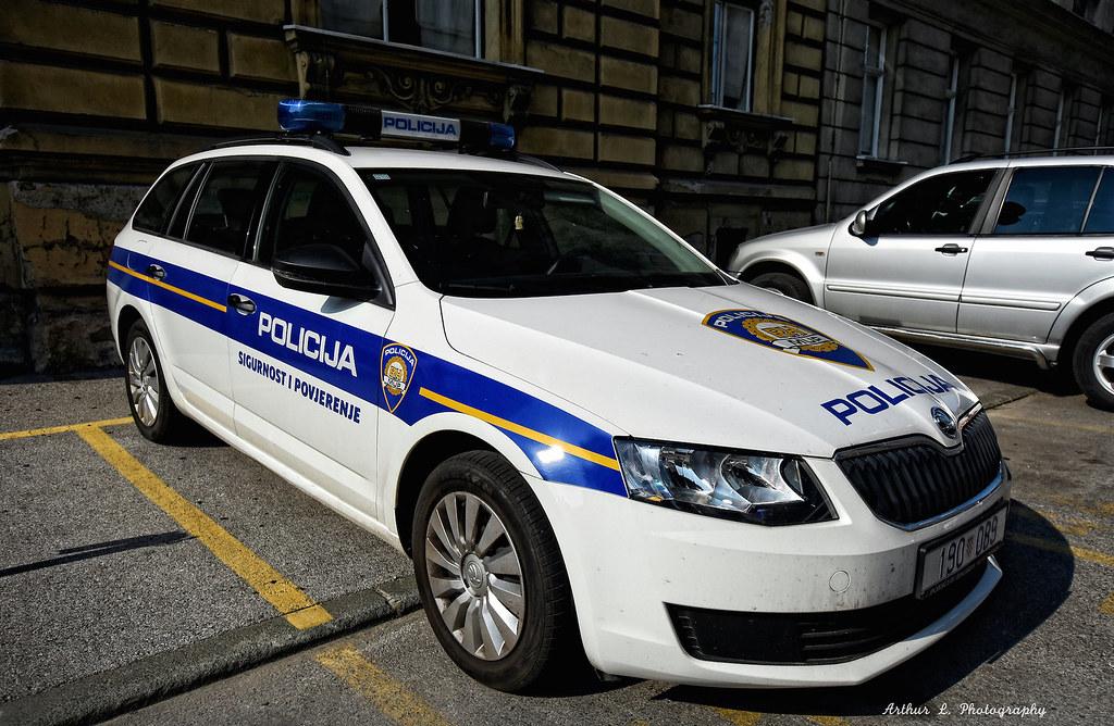 Policajci u šoku: Božica urinirala u dvorištu stanice