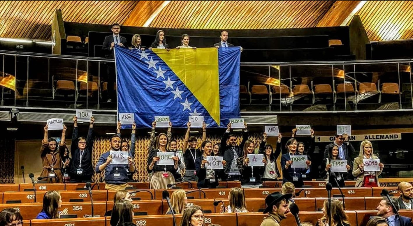 Mladi iz naše zemlje poslali snažnu poruku Makronu iz EP-a: Dobrodošao si u BiH, nismo tempirana bomba