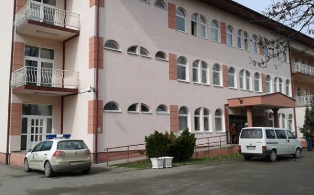 Pod izgovorom da se u kladionicu sklonio od kiše, izvadio nož i radnici oteo novac