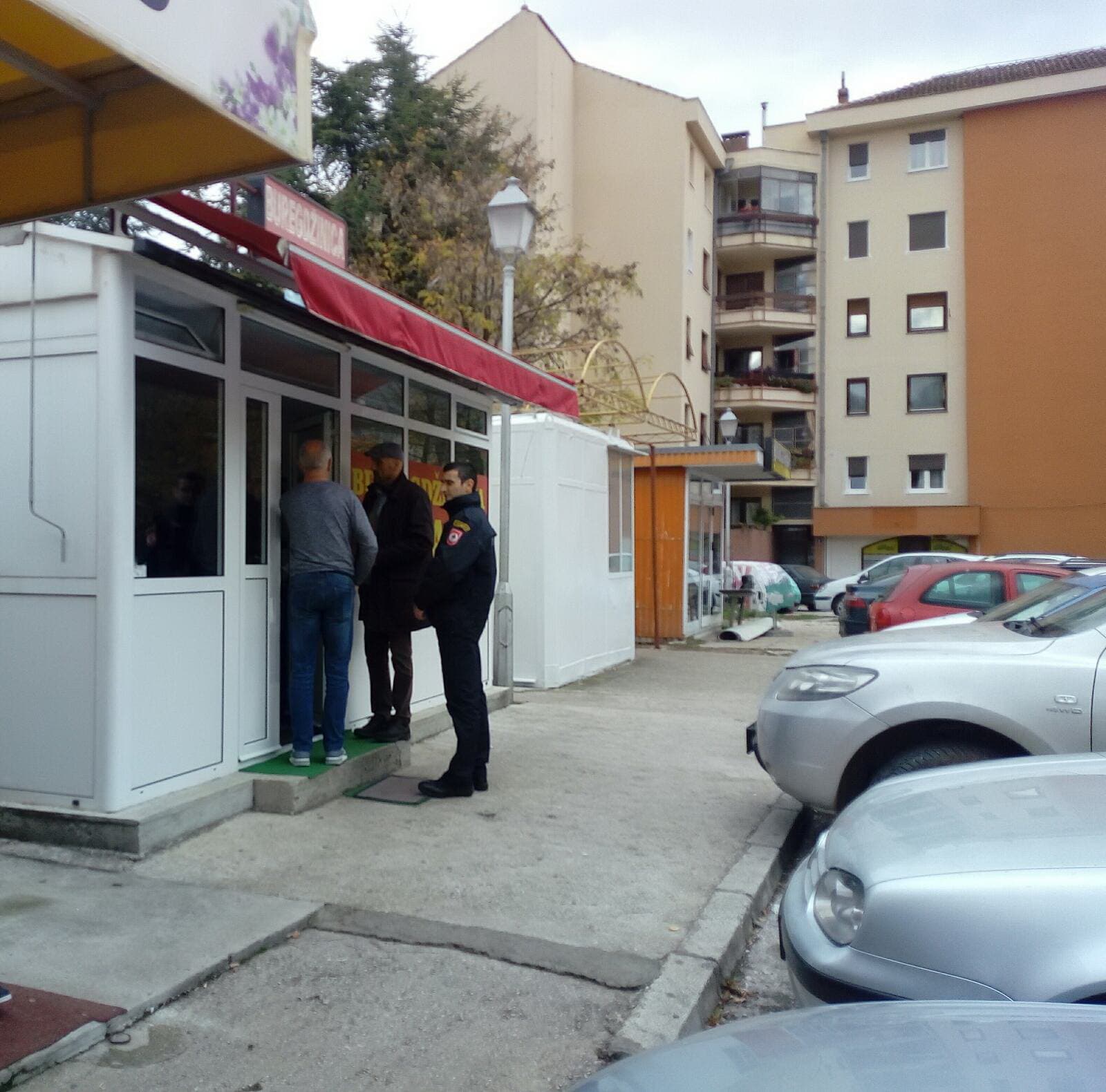 Drama u Trebinju: Pojeo burek pa nožem napao radnicu