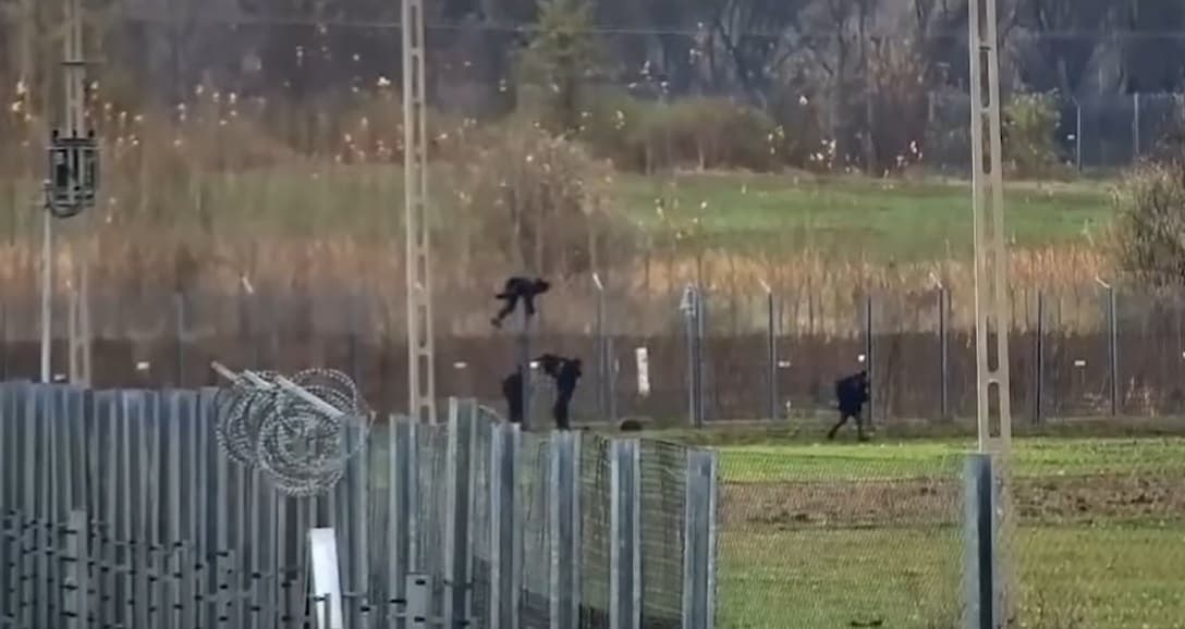 Evo kako migranti preskaču bodljikavu ogradu na granici Mađarske i Srbije