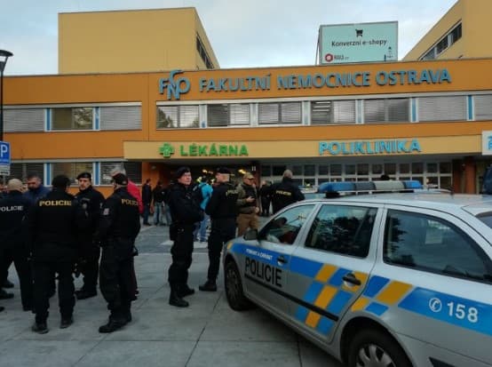 Šest osoba poginulo u napadu u češkoj bolnici, napadač u bijegu